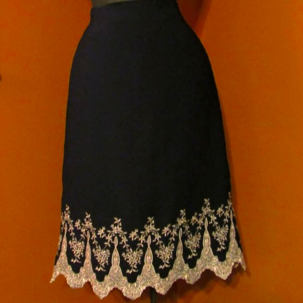 🩷🖤🩷 Exquisite Black Crepe Midi Skirt with Pink Filigree Embroidery - 8